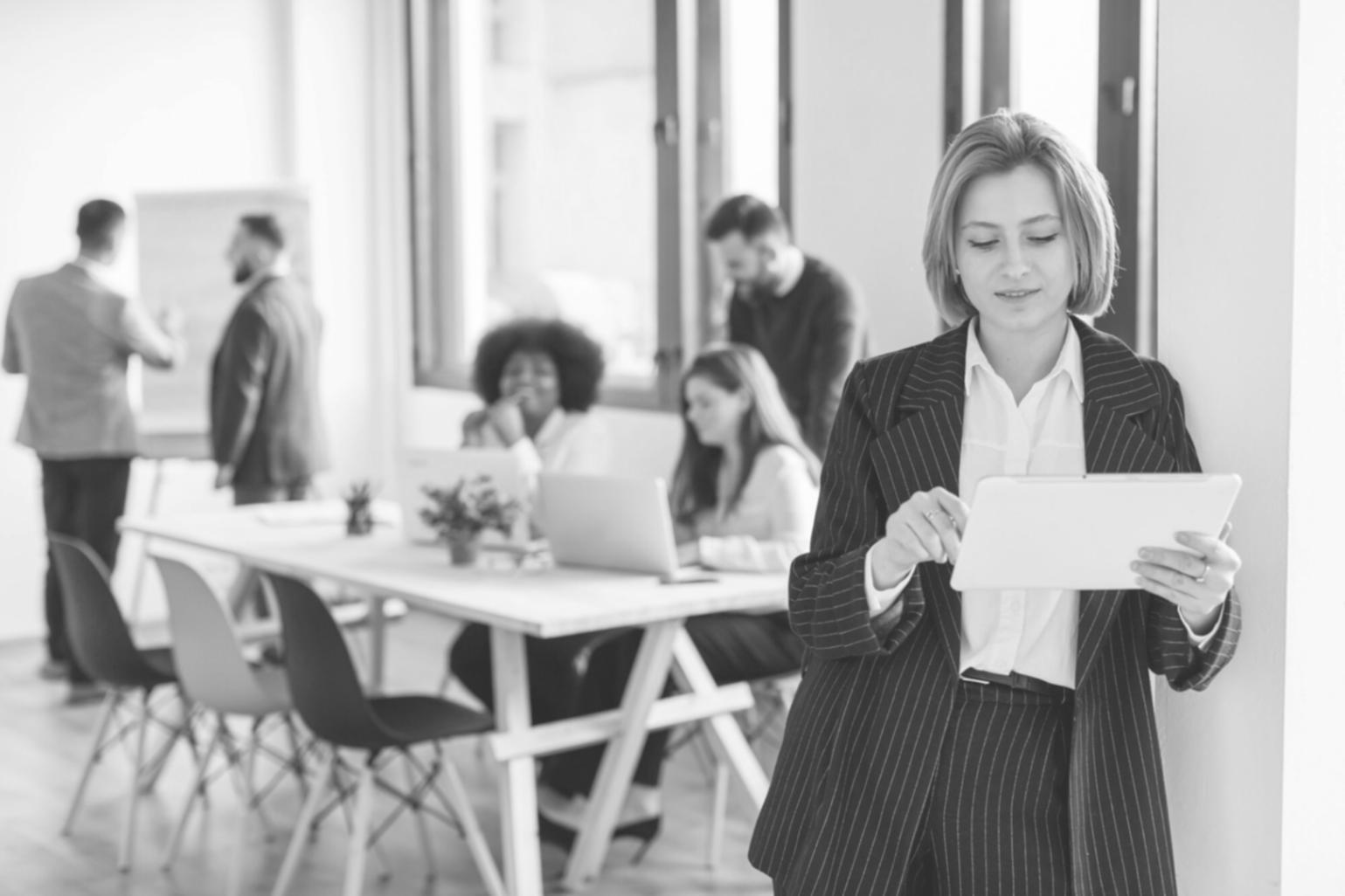 Grup de profesioniști colaborând la analiză financiară